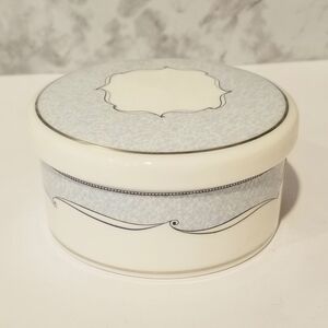 Wedgwood Venice round trinket box fine White Blue bone china 4" across Keepsake